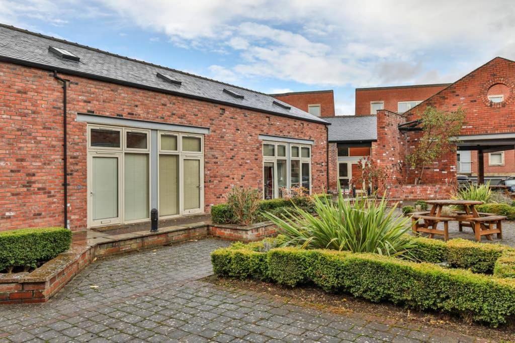 Victorian Tramsheds, Modern Apartment + Parking Sheffield Buitenkant foto